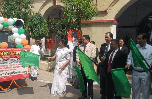 राष्ट्रीय लोक अदालत के प्रचार-प्रसार हेतु जनपद न्यायाधीश ने प्रचार वाहन को दिखाई हरी झण्डी