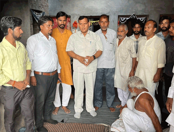 संहसपुर जट मे युवक की हत्या मामले मे उपाध्याय चेतना मंच सेवासमिति ने पिडित परिवार को संात्वना दी