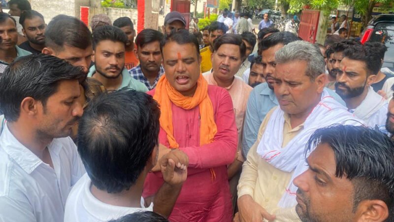 गैंगरेप के आरोपियों को फांसी पर चढ़ाने की मांग को लेकर किया हंगामा, लगाया जाम