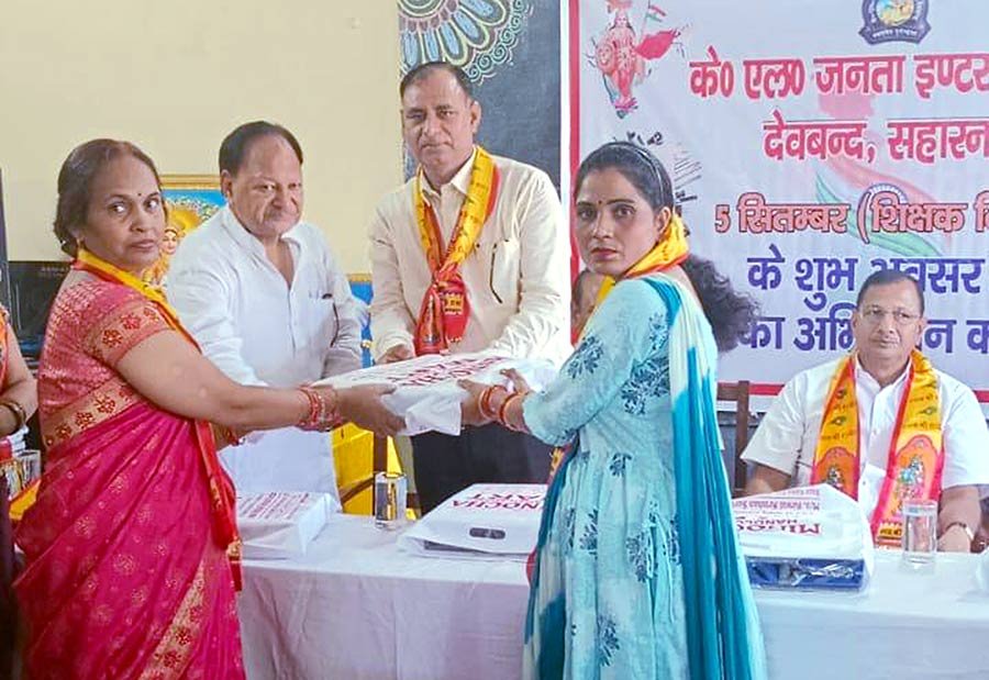 देवबंद के केएल जनता कालेज में अध्यापिकाओं को सम्मानित करते प्रबंधक व प्रधानाचार्य।