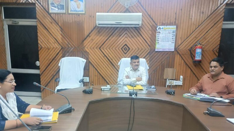 छात्रों के आधार वैरीफिकेशन एवं सीडिंग का कार्य हो शत-प्रतिशत – डीएम