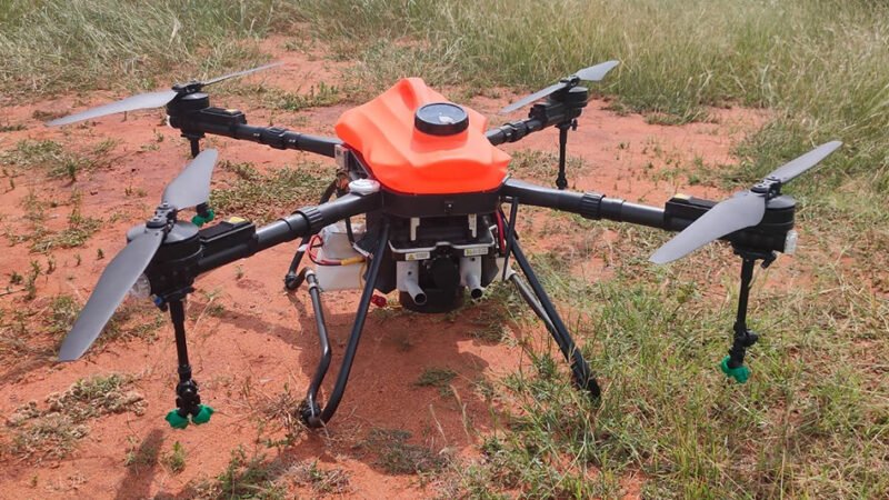 त्रिवेणी चीनी मिल ने शुरू कराया ड्रोन से गन्ने की फसल पर स्प्रे अभियान