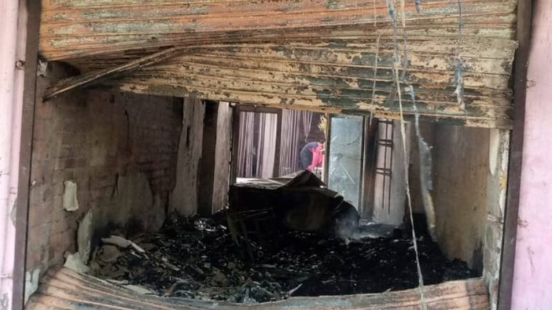 नकुड़ : अलसुबह कॉस्मेटिक की दूकान में लगी आग, लाखों का सामान खाक