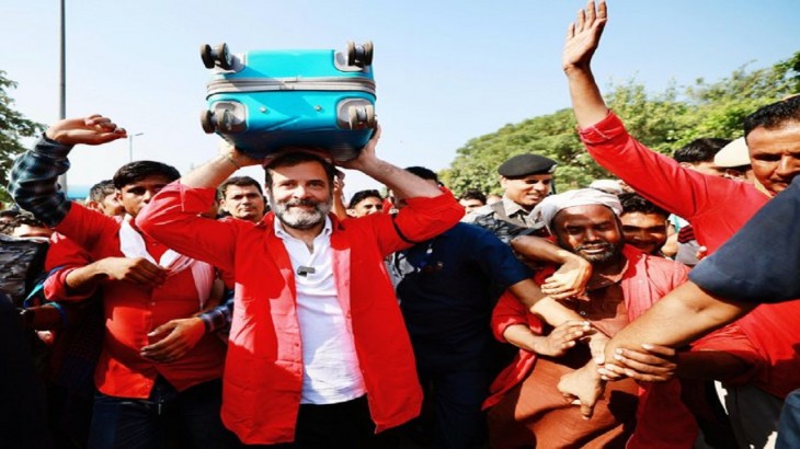 रेलवे स्टेशन पर यात्री नहीं कुली बने राहुल गांधी, बैच लगाया… सिर पर सूटकेस