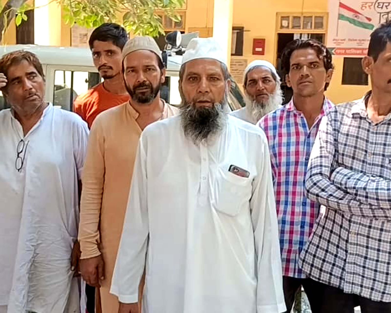 मजार व कब्रिस्तान की भूमि पर कब्जा करने का आरोप