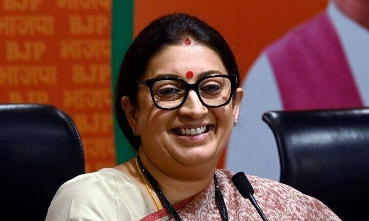 अखिलेश यादव के तंज पर स्मृति ईरानी ने दिया शायराना अंदाज में जवाब, कहा- जिसने कभी नौकरी नहीं की वो…