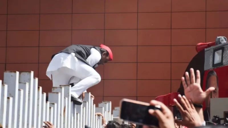 लखनऊ में बवाल: गेट फांदकर JPNIC परिसर में दाखिल हुए अखिलेश,LDA ने तैयार की तहरीर; VIDEO से होगी लोगों की पहचान