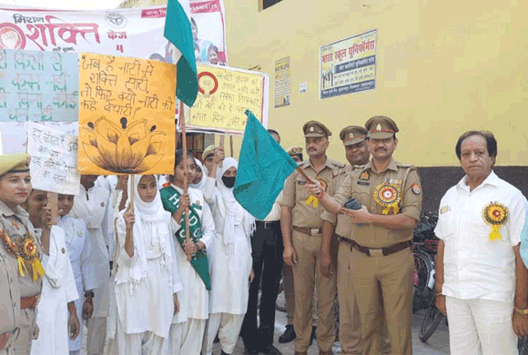 रैली निकालकर किया महिला अधिकारों के प्रति जागरूक