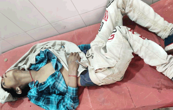 बाइक व ट्रक की भिड़ंत में पिता-पुत्र की मौत, मां-बेटी घायल