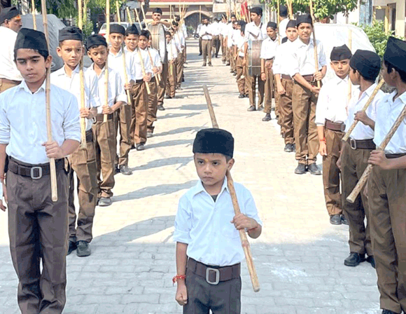 संघ स्थापना दिवस के उपलक्ष में स्वयंसेवकों ने महानगर में किया पथ संचलन