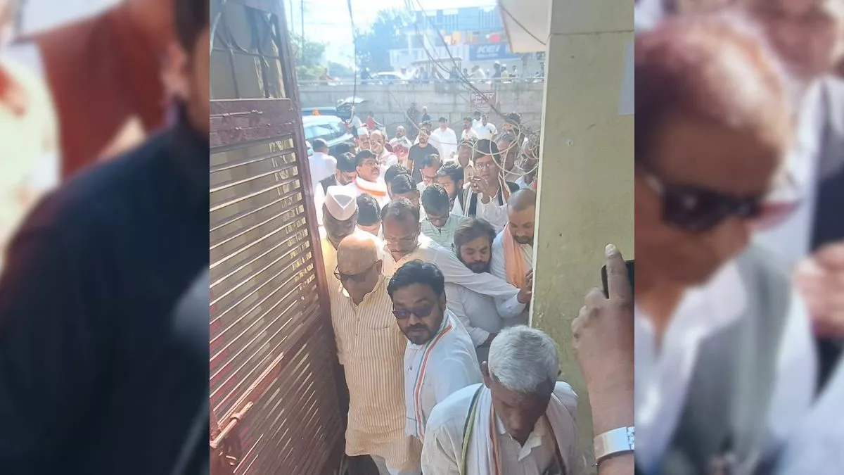 आजम खां की जेल के बाहर जुटे कांग्रेसी, मुलाकात करने पहुंचे अजय राय को बाहर रोका गया; बोले- भाजपा कर रही है उत्पीड़न