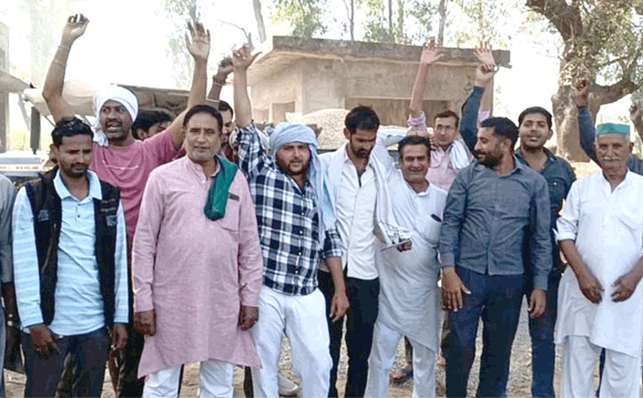 घटिया सामग्री लगाने से नाराज ग्रामीणों ने किया हंगामा