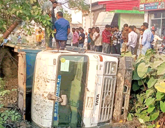 अनियंत्रित होकर राजवाहे में पलटा ट्रक