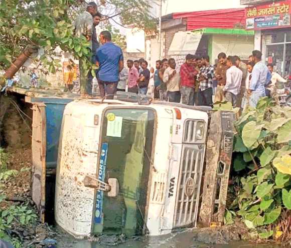 अनियंत्रित होकर राजवाहे में पलटा ट्रक