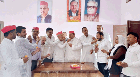 सपाइयों ने मनाया पार्टी का 31वां स्थापना दिवस