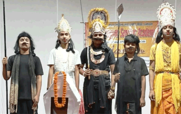 छात्रों ने श्राद्ध की महत्ता पर किया नाटक मंचित