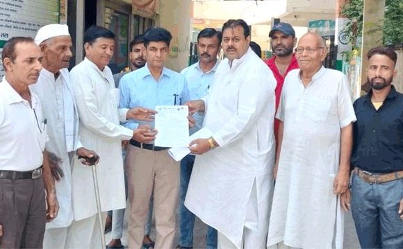 विभिन्न मांगों को लेकर गन्ना भवन पर गरजे रालोद कार्यकर्ता, सौंपा ज्ञापन