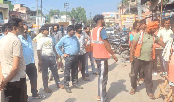 प्रमुख सचिव के दौरे को लेकर अलर्ट हुआ प्रशासन, चलाया अतिक्रमण हटाओ अभियान