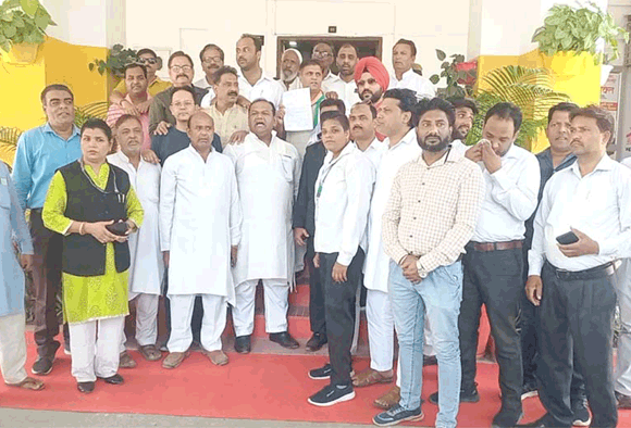 जिला मुख्यालय पर गरजे कांग्रेसजन, नारेबाजी कर किया प्रदर्शन