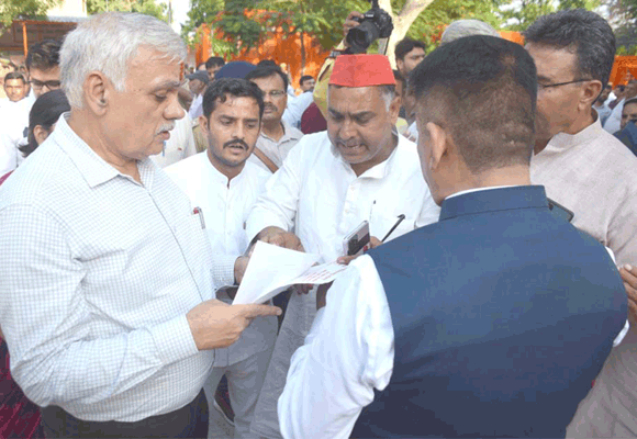 मुख्य से मिला समाजवादी पार्टी का प्रतिनिधिमंडल, दिया ज्ञापन