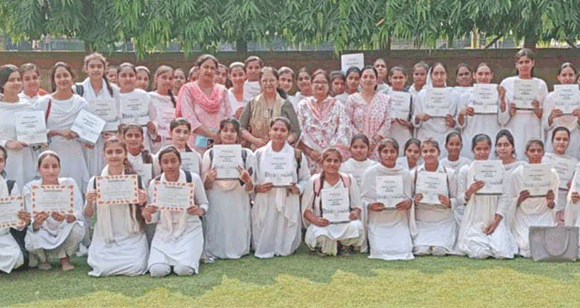 छात्राओं को दी प्रतियोगी परीक्षाओं की जानकारी