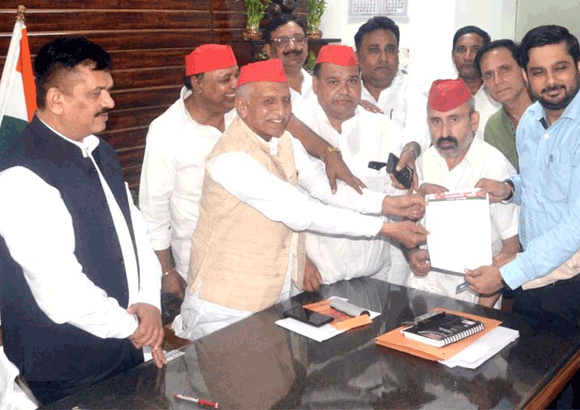 जिलाधिकारी से मिला सपा का प्रतिनिधिमंडल, दिया ज्ञापन