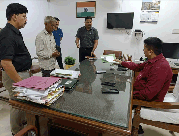 जिलाधिकारी हमेशा रखते है जरूरतमंद के प्रति सेवाभाव