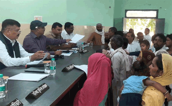 जिलाधिकारी ने समाधान दिवस मे दिव्यांग परिवार को दिलाया समाज कल्याण योजनाओ का लाभ