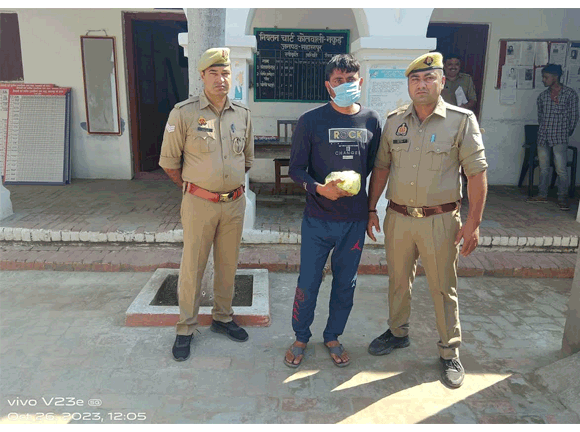 पुलिस ने नशा तस्कर को गिरफतार कर 370 ग्राम चरस व चोरी की बाईक बरामद की