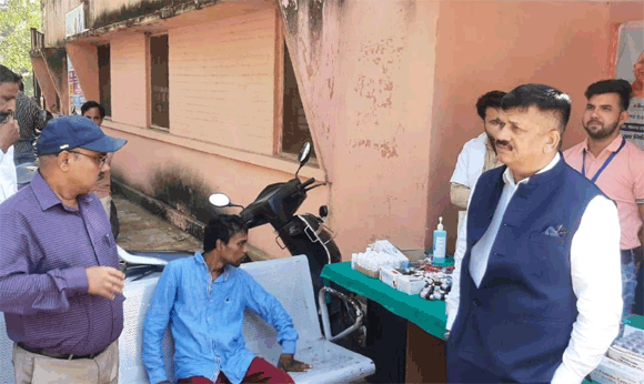 दिव्यांग से समस्याएं सुनते जिलाधिकारी