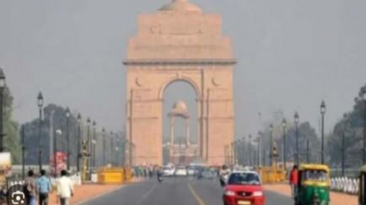 दिल्ली में छाई धुंध, पहाड़ों पर बर्फबारी, इन राज्यों में जमकर होगी बारिश