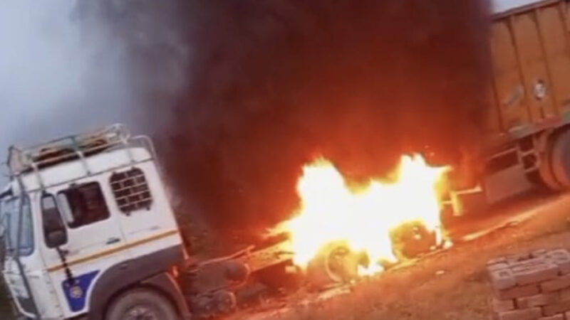 स्टेट हाईवे पर टायर फटने से ट्रक में लगी भीषण आग