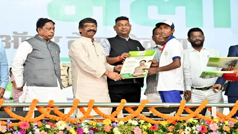 ‘BJP के कारण भिखारियों जैसी हो गई झारखंड की हालत’- हेमंत सोरेन ने केंद्र पर साधा निशाना, कहा- ‘हम नहीं मानेंगे हार’