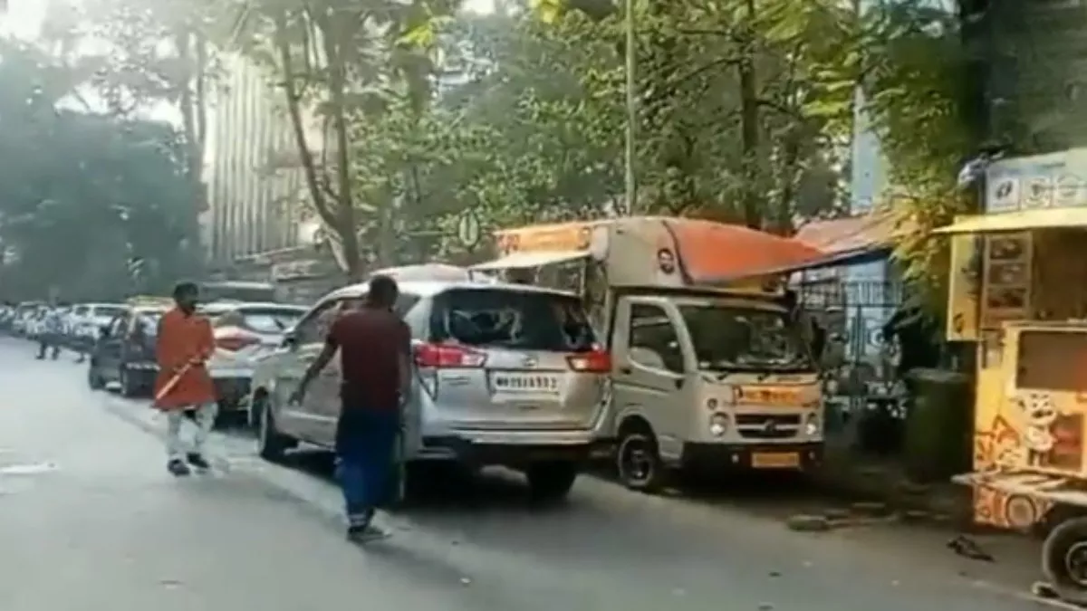 महाराष्ट्र में हिंसा का दौर जारी, प्रदर्शनकारियों ने मंत्री हसन मुश्रीफ की कार में तोड़फोड़ की; नांदेड़ में SP घायल