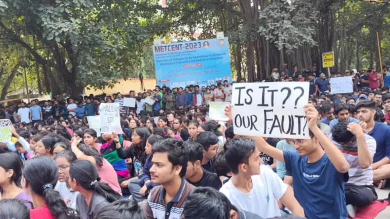 IIT BHU की छात्रा के साथ छेड़खानी, विरोध में बड़ी संख्या में प्रदर्शन के लिए सड़क पर उतरे छात्र