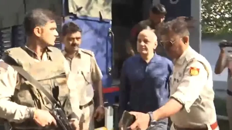 दिवाली से पहले घर पहुंचे मनीष सिसोदिया, परिवार के साथ गुजारेंगे वक्त; पत्रकारों के सवाल पर साधी चुप्पी