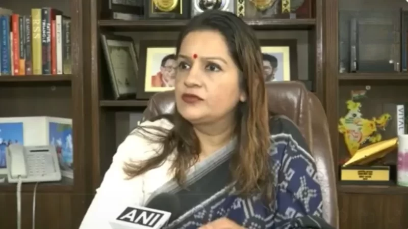 आदित्य ठाकरे के खिलाफ दर्ज हुई शिकायत, प्रियंका चतुर्वेदी बोलीं- भ्रष्ट सरकार को पहले ही कर देना चाहिए था पुल का उद्घाटन