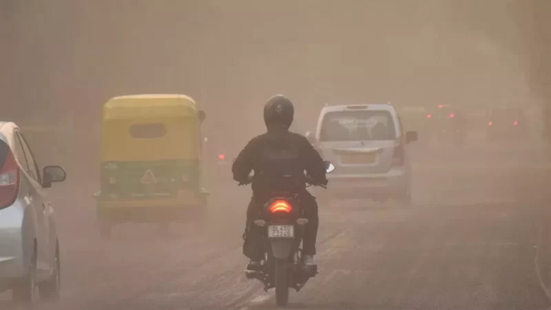 दिल्ली दुनिया का सबसे प्रदूषित शहर, नौ इलाकों में AQI 400 पार; दमघोंटू हवा में कैसे सांस ले जनता!