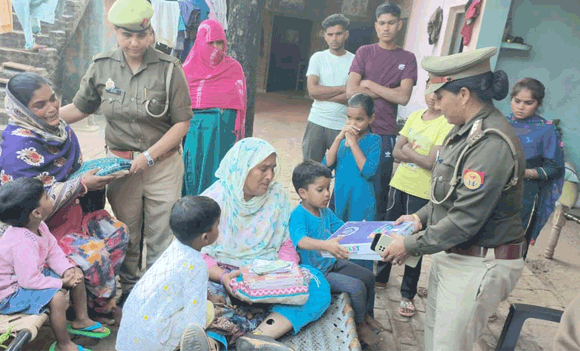थाना प्रभारी ने मृतक होमगार्ड के परिजनों को सौंपी सहायता राशि