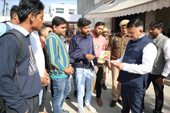 जिला निर्वाचन अधिकारी डॉ0 दिनेश चन्द्र ने विशेष संक्षिप्त मतदाता पुनरीक्षण अभियान के तहत बूथों का किया निरीक्षण