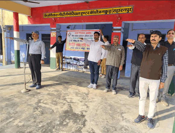छात्रों को नये मतदता के रूप मे पंजिकरण की शपथ दिलायी