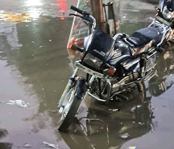 बेमौसम बारिश से जल भराव से बढी आम आदमी की परेशानी
