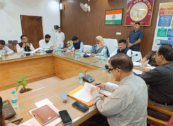 मा0 सदस्य राष्ट्रीय अल्पसंख्यक आयोग ने कलैक्ट्रेट में विभागीय योजनाओं की समीक्षा की