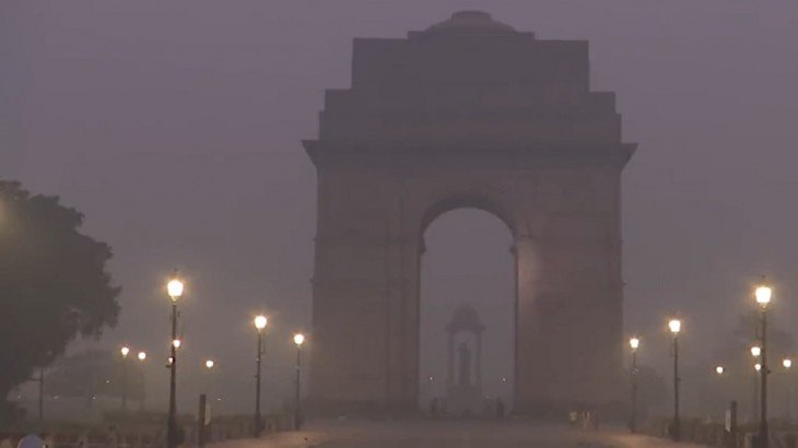 सांस लेने लायक नहीं दिल्ली की हवा, AQI 500 के पार, राजधानी के हर इलाके में छाई धुंध