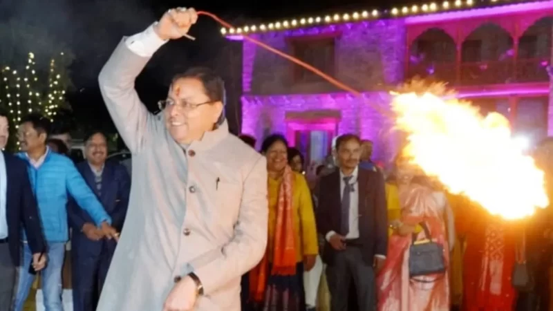 सुरंग से बचाए गए मजदूरों के परिजनों संग जमकर नाचे सीएम पुष्कर सिंह धामी धामी, मुख्यमंत्री आवास में मनाई गई ईगास