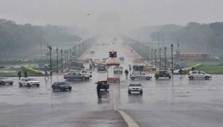 आंधी-बारिश के बाद दिल्ली में भयंकर जाम, NCR में कई जगह गिरे पेड़-जलभराव