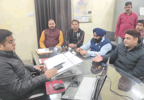 विद्युत विभाग के एक्सईएन से मिले व्यापारी प्रतिनिधि