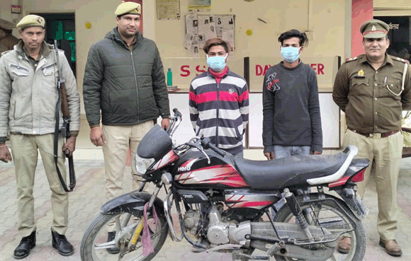 पुलिस ने दो आरोपियों को किया गिरफ्तार, बाइक बरामद