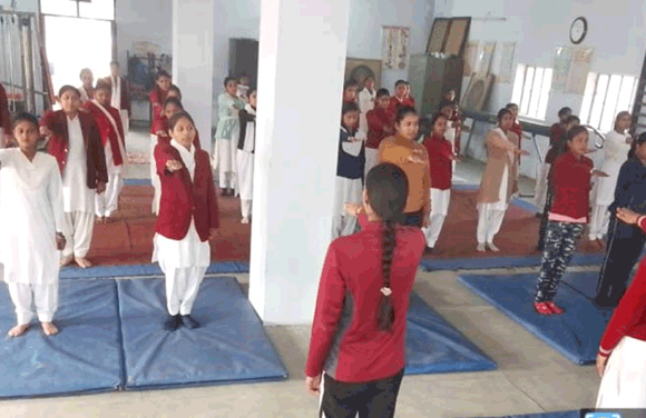 शिक्षिकाओं व छात्राओं को दिलाई फिटनेस की शपथ