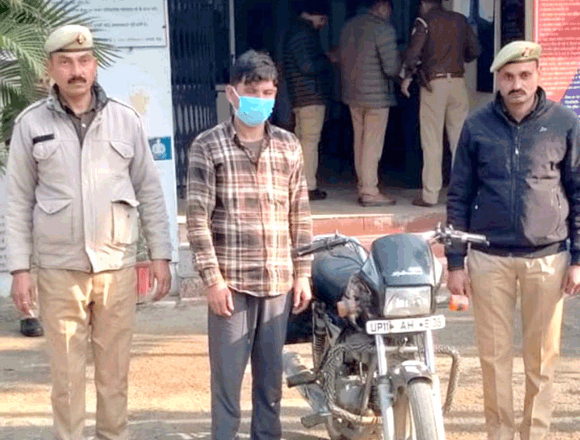 पुलिस के हत्थे चढ़ा शातिर चोर, बाइक बरामद